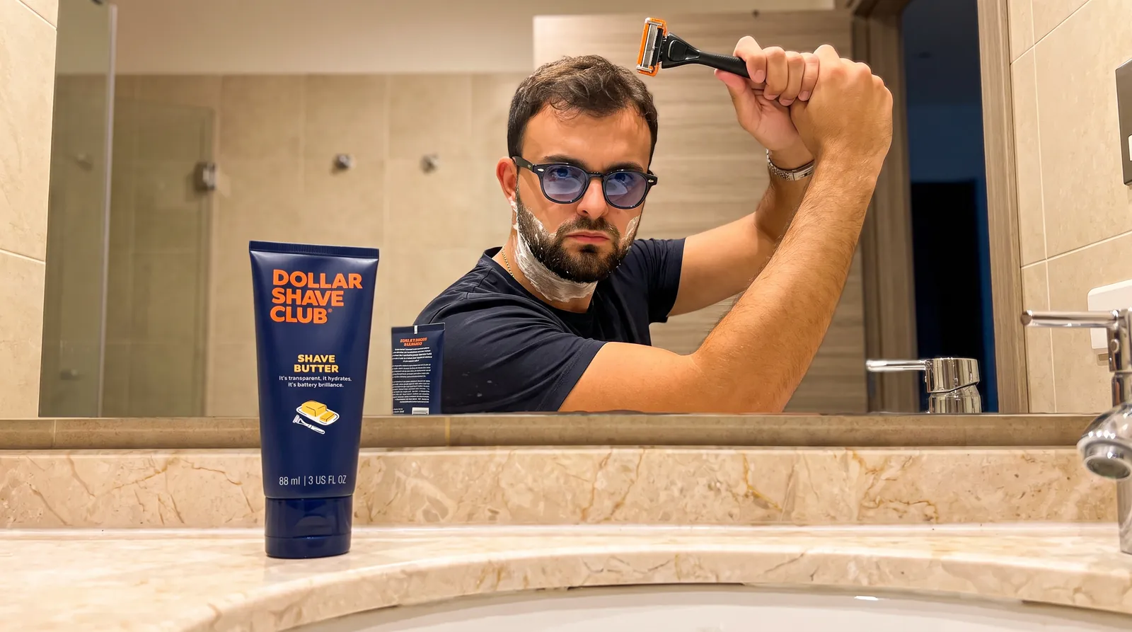 Max Schipilliti con il prodotto di Dollar Shave Club