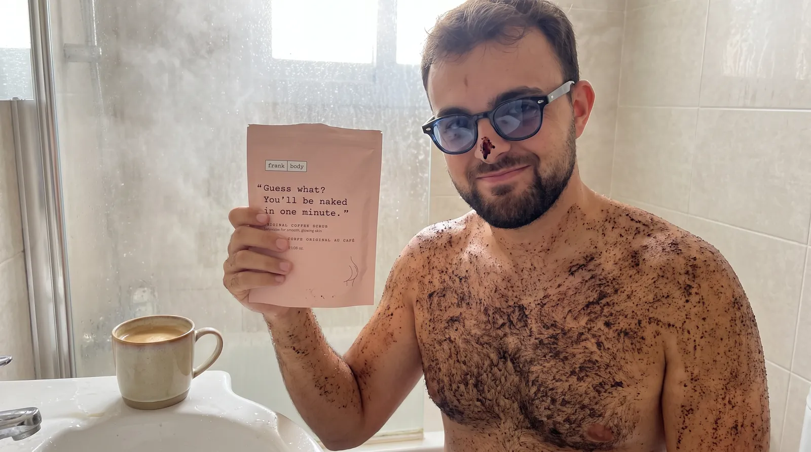 Max Schipilliti con il prodotto di Frank Body