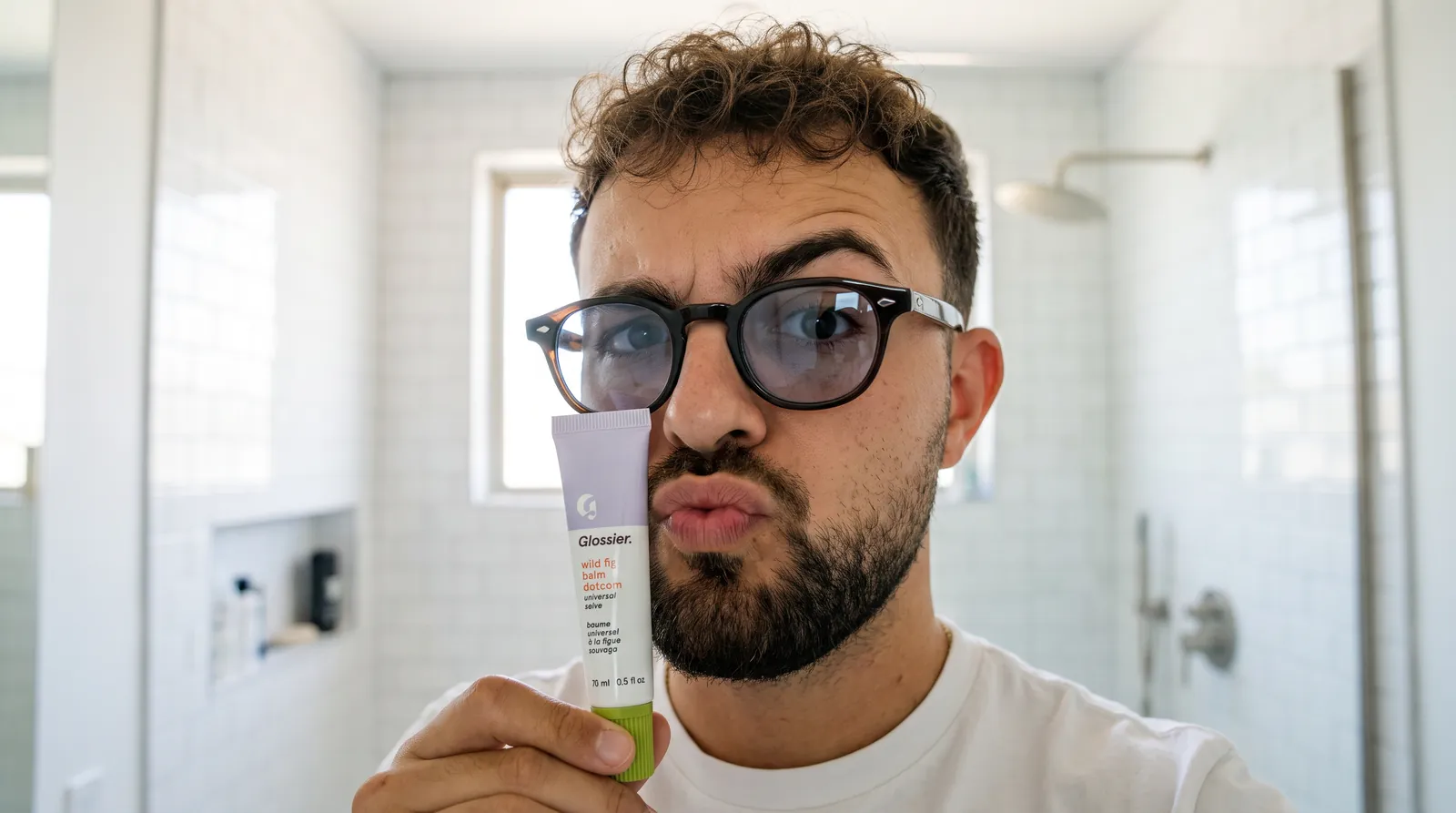 Max Schipilliti con il prodotto di Glossier