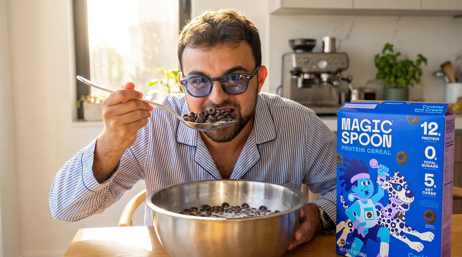 Max Schipilliti con il prodotto di Magic Spoon