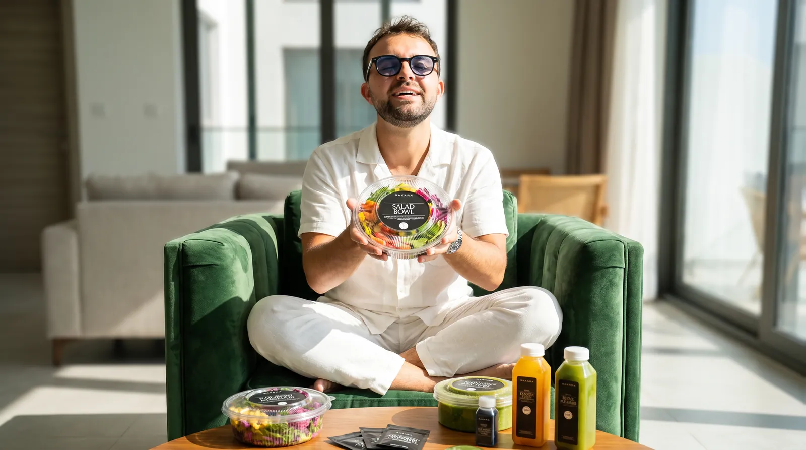 Max Schipilliti con il prodotto di Sakara