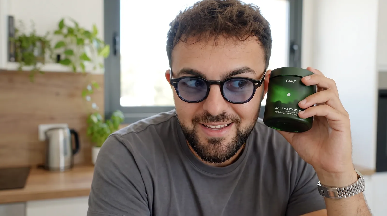 Max Schipilliti con il prodotto di Seed Health